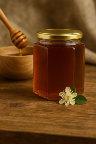 صورة تعبر عن عسل سدر دوعني في برطمان زجاجي سدادي مع طبق خشبي ومعلقة خشبية فيها عسل سدر يمني Yemeni mountain Sidr Honey in Wooden plate