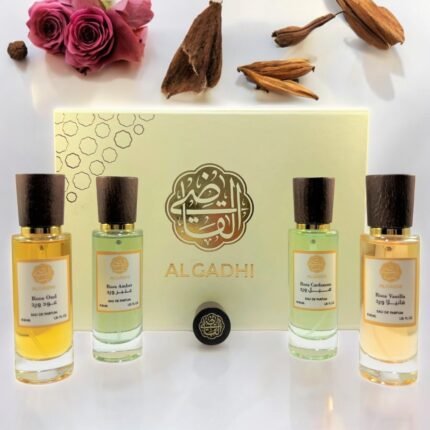 صورة لمجموعة عطور القاضي المميزة بعبق ورد الطائف، تضم العطور الأربعة "عنبر ورد، هيل ورد، عود ورد، فانيلا ورد" مع خلفية جذابة تشمل ورد الطائف، الفانيليا، الهيل، والعود.