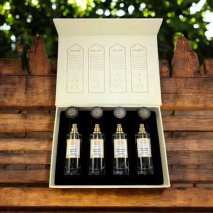 علبة مفتوحة تحتوي على مجموعة عطور القاضي المميزة بعبق ورد الطائف، تضم أربعة عطور: عنبر ورد، هيل ورد، عود ورد، وفانيلا ورد.