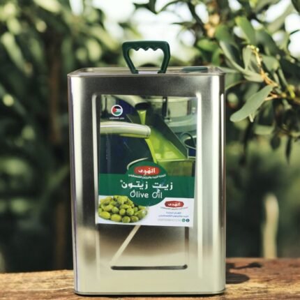 تنكة زيت زيتون فلسطيني بكر ممتاز – 16 لتر مع ملصق يبرز حبات الزيتون، موضوعة أمام خلفية طبيعية خضراء.