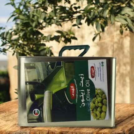 نصية زيت زيتون فلسطيني بكر ممتاز – 8 لتر موضوعة على طاولة خشبية، مع خلفية طبيعية من أشجار الزيتون.