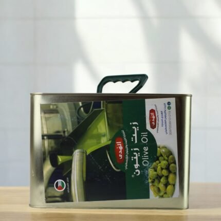 نصية زيت زيتون فلسطيني بكر ممتاز بسعة 8 لتر موضوعة على سطح خشبي وخلفية ذات إضاءة بسيطة.